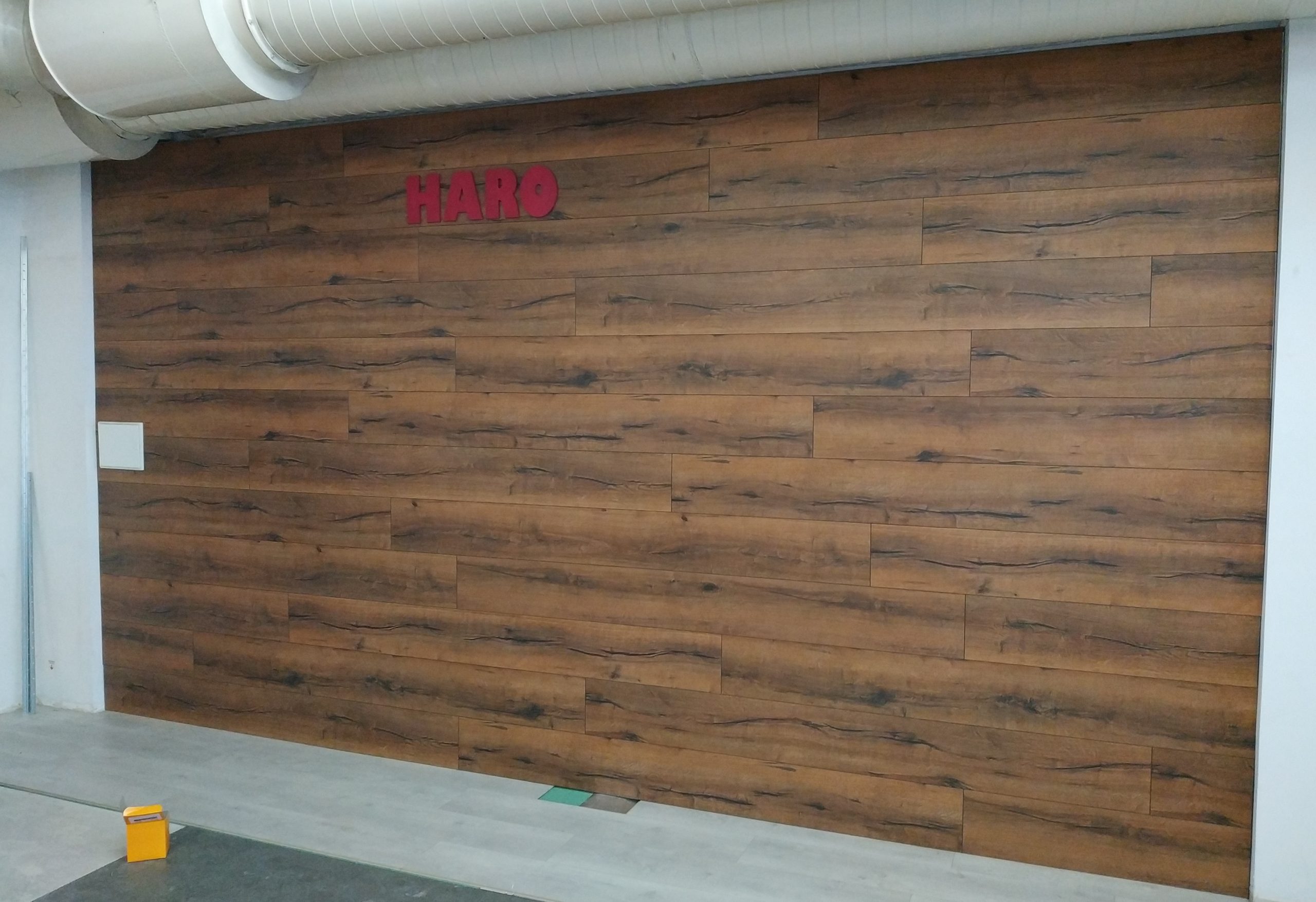 lamināta montāža uz sienas haro