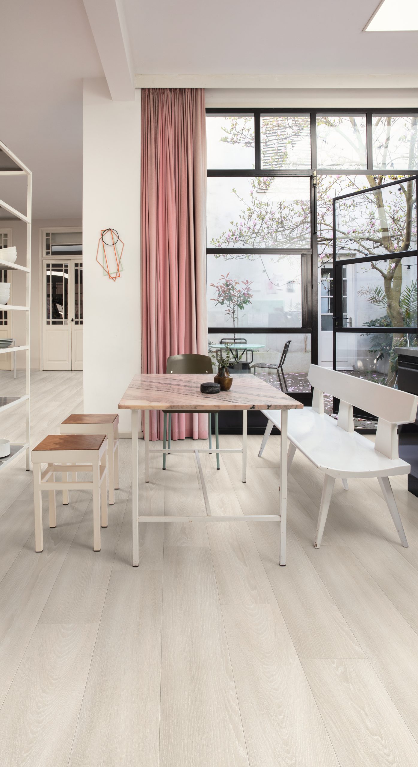 Quick-Step lamināts Signature White premium oak SIG4757 32. klase