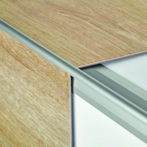 Pakāpiena profils ārējo stūru apdarei