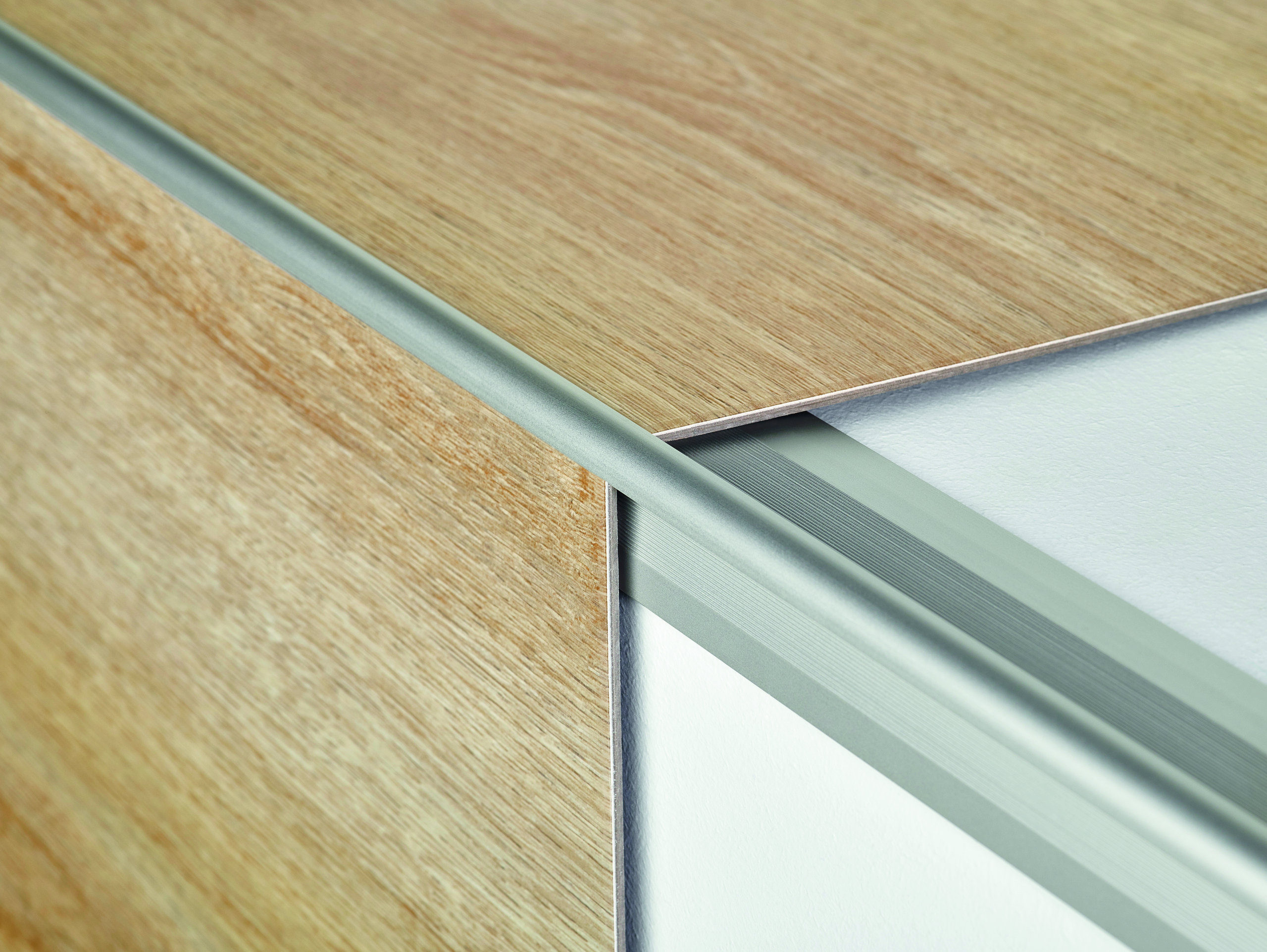 Pakāpiena profils ārējo stūru apdarei